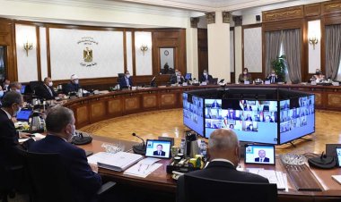 Mısır ekonomik çöküşe doğru yuvarlanırken kabinede 13 bakanı değiştirdi