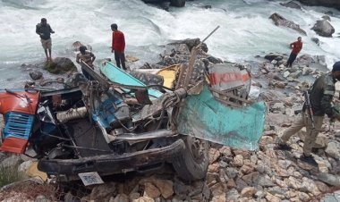 Keşmir'de İşgalci Hint askerlerini taşıyan otobüs nehre uçtu: 6 ölü