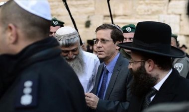 İşgalci İsrail'in Cumhurbaşkanı Herzog: Tel Aviv'i parçalayan derin bir çatışmanın içindeyiz