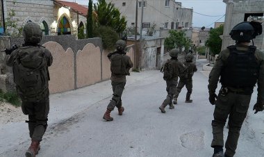 Siyonist çete Mescid-i Aksa'ya baskın düzenledi, Batı Şeria'da 14 Filistinliyi alıkoydu