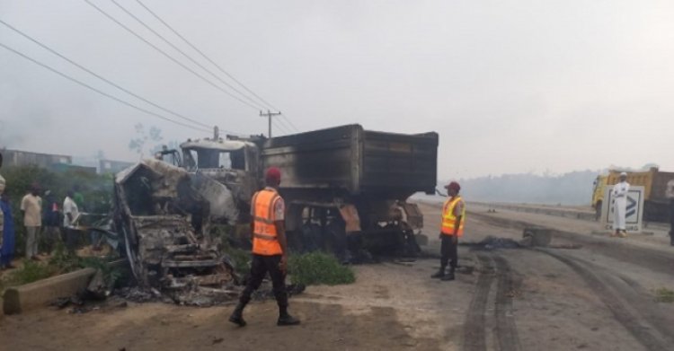 Nijerya'da yolcu otobüsü ile kamyon çarpıştı: 16 ölü