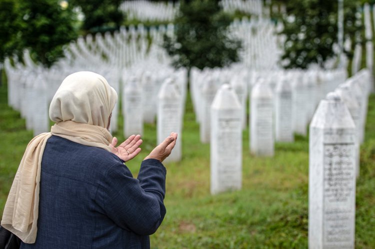 Bosna Hersek'teki savaşta "ölüm kampı"nda öldürülen 700 kurban anıldı