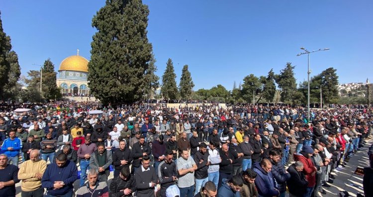 İşgal güçlerinin engellemelerine rağmen 55 bin kişi Cuma namazını Mescidi Aksa'da eda etti