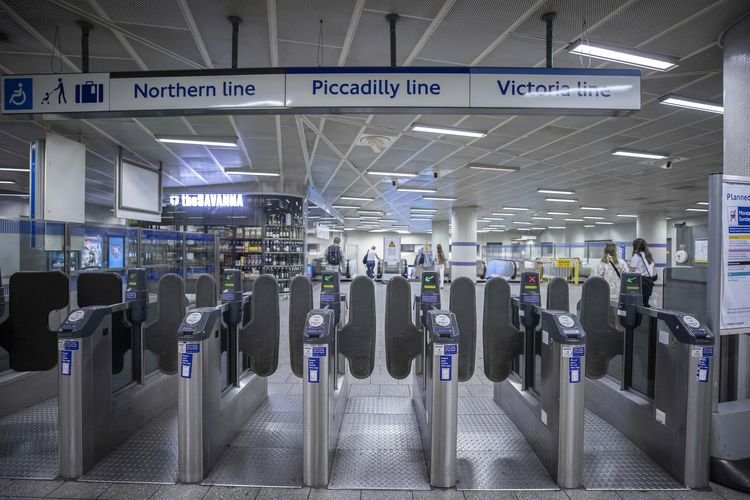 Londra'da metro çalışanları ve otobüs şoförleri greve gitti