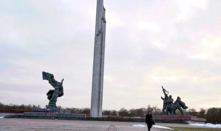 Letonya, Nazilere karşı zaferi sembolize eden Sovyet anıtını yıkacak