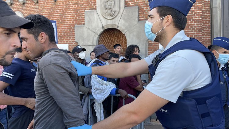 Belçika'da uluslararası koruma isteyen sığınmacılar sokaklarda kalıyor