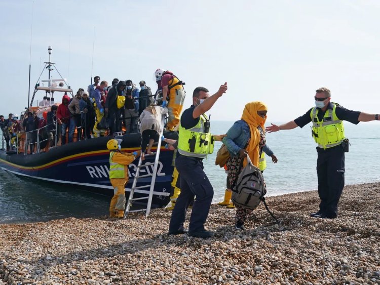 Manş Denizi üzerinden İngiltere'ye geçen göçmenlerin sayısında günlük rekor kırıldı
