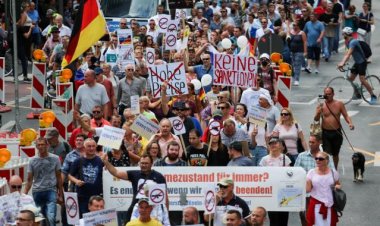 Almanya'da Rusya destekçileri ile Ukrayna destekçileri eş zamanlı gösteriler yaptı