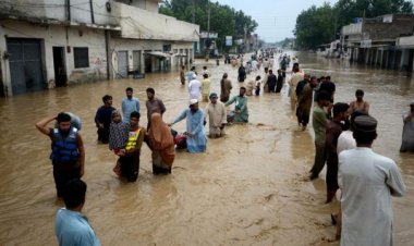Pakistan'da selin etkili olduğu bölgelerde halk evlerini terk ediyor
