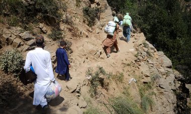 Pakistan'da selin yıktığı köprü ve yollar nedeniyle halk erzakı sırtında taşıyor