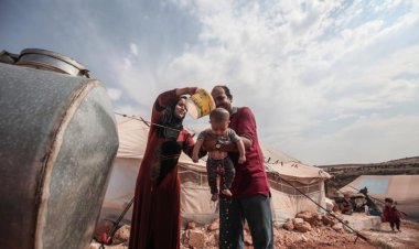İdlib'deki kamplara sığınan siviller kavurucu sıcaklarla mücadele ediyor