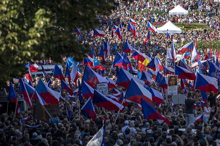 Çekya’da binlerce kişi hükümetin politikalarını protesto etti