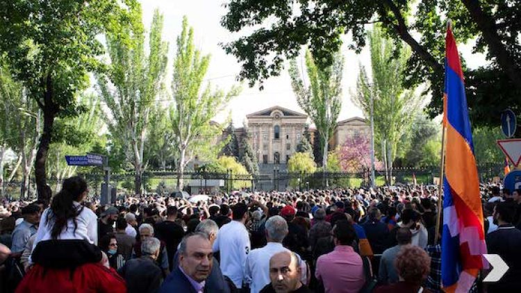 Ermenistan'da Paşinyan'ın istifasını isteyen protestocular meclis önünde eylem yapıyor