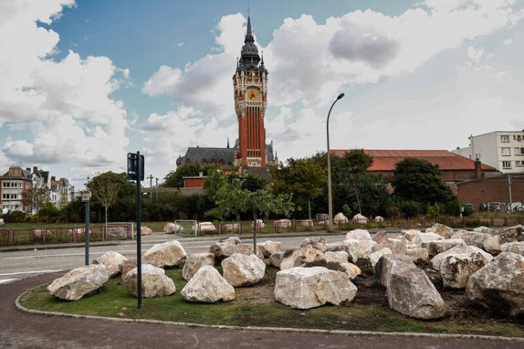 Fransa'nın Calais kentinde göçmenler kamp kurmasın diye merkezi noktalara kaya döşendi