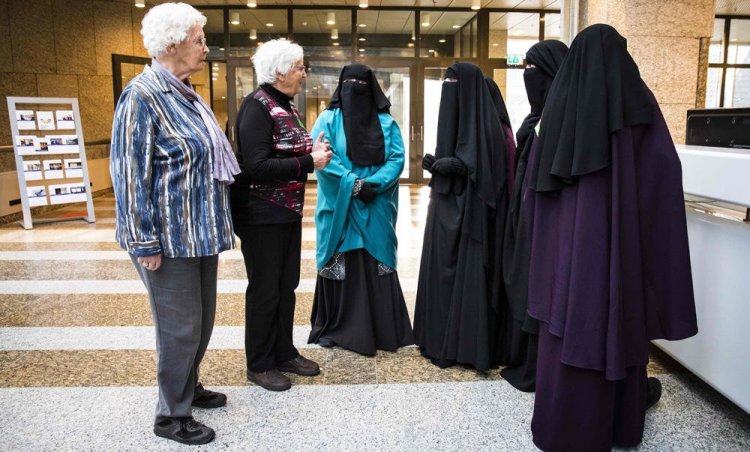 Amsterdam Belediye Meclisi 'burka yasağının kaldırılmasını' önerdi