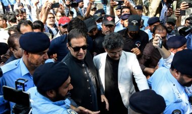 Pakistan'da eski Başbakan Han hakkında iki ayrı tutuklama kararı verildi