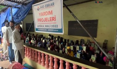 İHO EBRAR Mali'de medrese öğrencilerine Kur'an-ı Kerim hediye etti