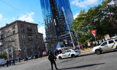 Alman Büyükelçiliğinin bulunduğu binaya Rus füzesi isabet etti