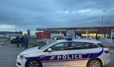 Fransa'da akaryakıt istasyonunu 'işgal eden' gençler, benzini belirledikleri fiyattan sattı