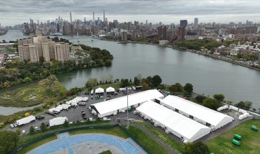 New York'ta göçmenler için yapılan acil durum çadırlarının inşası tamamlanıyor