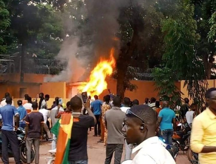 Burkina Faso'da Fransa elçiliği ateşe verildi