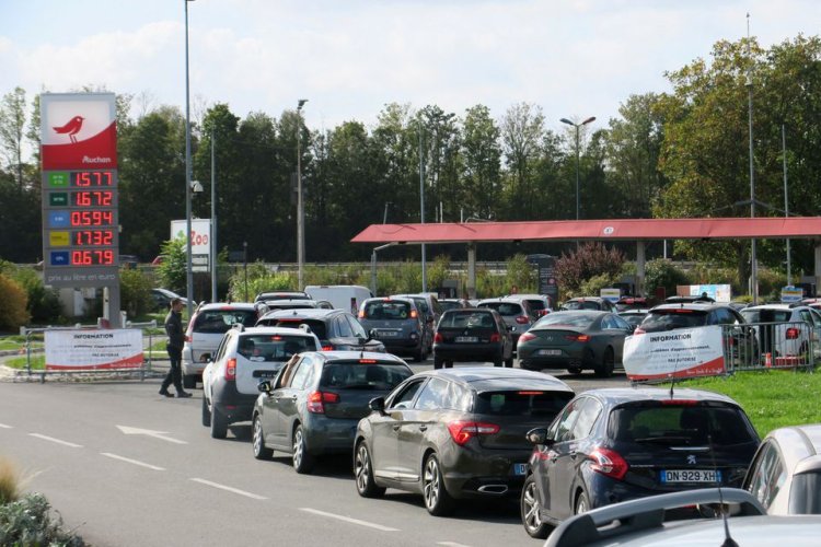 Fransa'da "günlük hayatı felç eden" akaryakıt grevlerine devam kararı çıktı