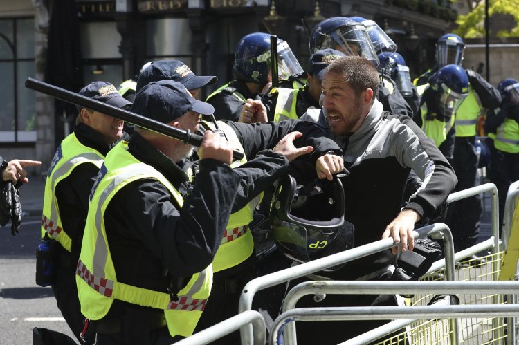 Yasaları çiğneyen ve görevini kötüye kullanan yüzlerce İngiliz polisi cezasız kalıyor