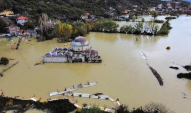 Arnavutluk'taki sel felaketinde, restorasyondaki Kurşunlu Camisi de sular altında kaldı