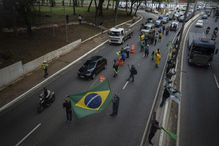 Bolsonaro, destekçilerine yol kapatma eylemlerini durdurma çağrısı yaptı