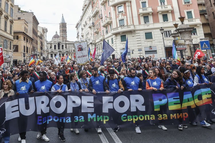 İtalya'da binlerce kişi "barış" için yürüdü