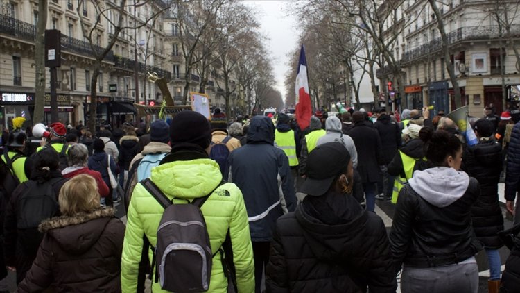 Fransa'da 4 yılı geride bırakan 'sarı yelekliler' taleplerini sokağa taşımayı sürdürüyor