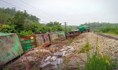 Tayland'da yük trenine bombalı saldırı
