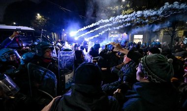 İtalya'da karşıt görüşlülerin gösterileri sırasında olay çıktı
