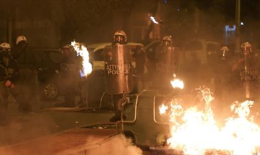 Atina'da 2008'de polisin öldürdüğü genci anma yürüyüşünde olay çıktı