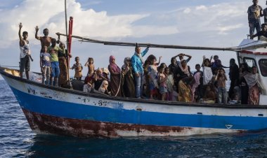 İçinde 180 Arakanlı Müslüman'ın bulunduğu tekne ile irtibat kesildi