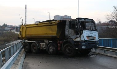 Kosova’nın kuzeyindeki barikatlardan biri kundaklandı