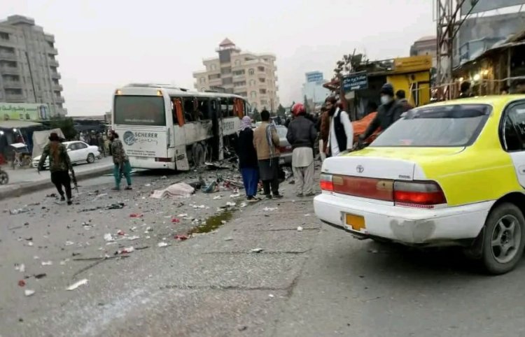 Afganistan’da otobüse düzenlenen bombalı saldırıda 7 kişi öldü