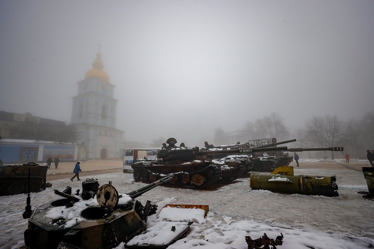 Ukrayna ele geçirdiği Rus tanklarını Kiev'deki meydanlarda sergiliyor