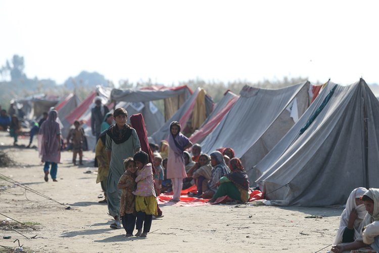 Pakistan'da kış, zor durumdaki selzedelerin mağduriyetini artırdı