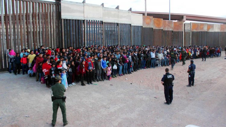 Meksika sınırında 10 binden fazla düzensiz göçmen, ABD'ye girmek için "42. madde"nin kalkmasını bekliyor