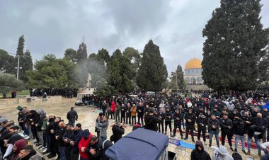 Yağmura ve işgalcilerin engellemelerine rağmen 60 bin kişi Cuma namazını Mescid-i Aksa'da kıldı