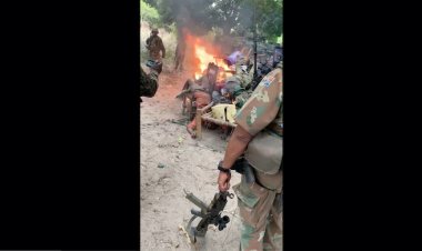 Mozambik’te barış gücü askerleri, Ensar'us Sunna mensupları ile muhaliflerin cesetlerini yakıyor