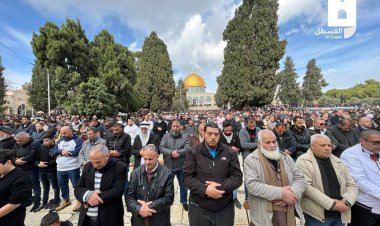 Cuma namazında Mescidi Aksa'da 70 bin kişi toplandı