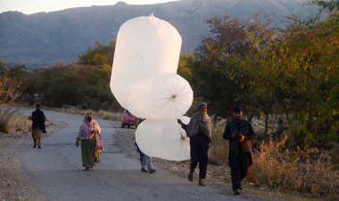 Tarladan eve poşetle doğal gaz taşıyorlar