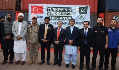 Türkiye'nin Pakistan'daki selzedelere gönderdiği ilk iyilik gemisi Karaçi'ye ulaştı