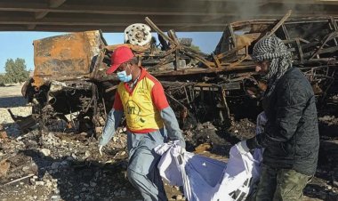 Pakistan'da otobüs kazası: 41 yolcu yanarak öldü