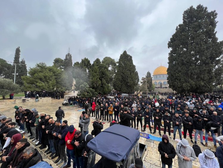 Yağmura ve işgalcilerin engellemelerine rağmen 60 bin kişi Cuma namazını Mescid-i Aksa'da kıldı