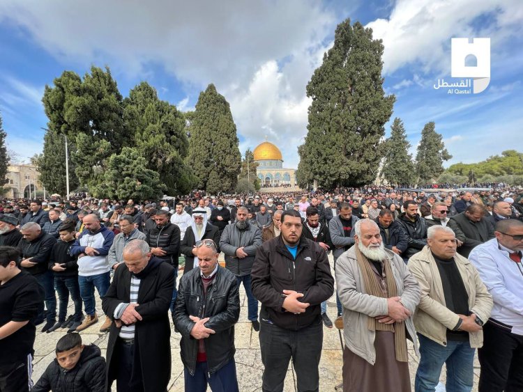 Cuma namazında Mescidi Aksa'da 70 bin kişi toplandı