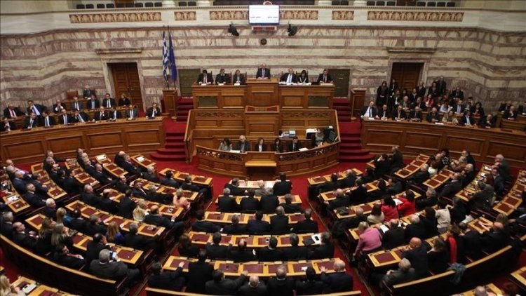 Yunanistan ırkçı partilerin meclise girmemesi için yasa çıkaracak