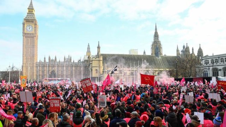 Londra’da yüzlerce kişi hükümetin sağlık politikasını protesto etti